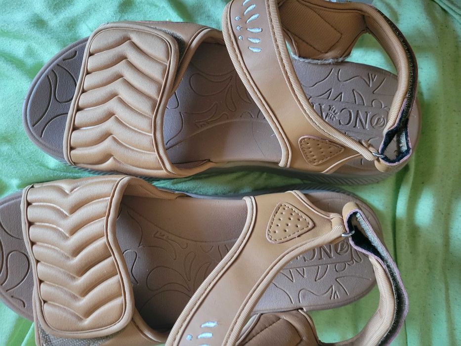 Sandale noi cu eticheta