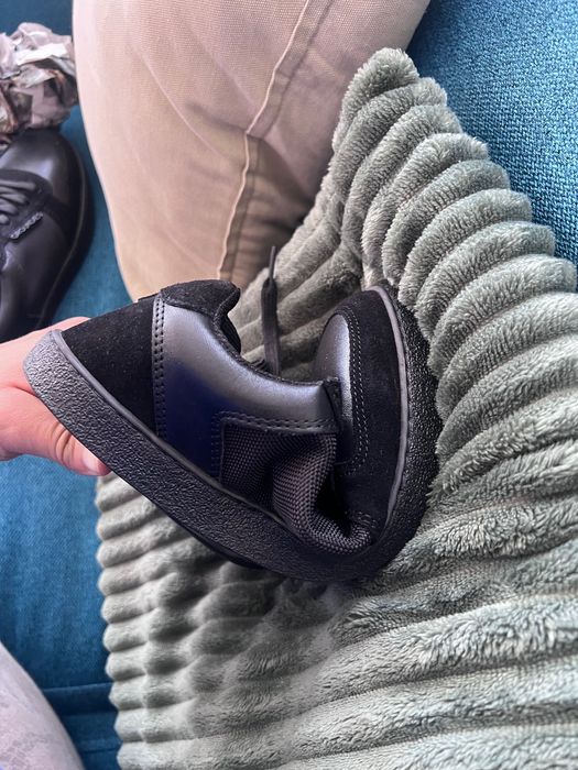 НОВИ КЕЦОВЕ GROUNDIES regular fit /40/черни