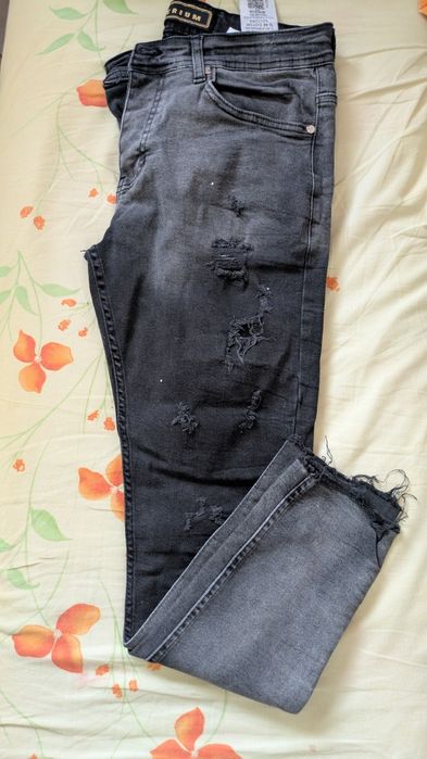 Blugi cu model rupți s