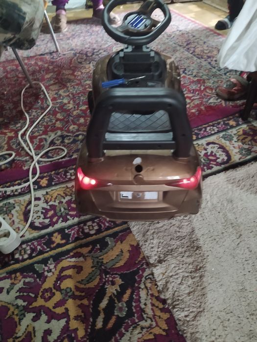 Машина для ребенка почти новая