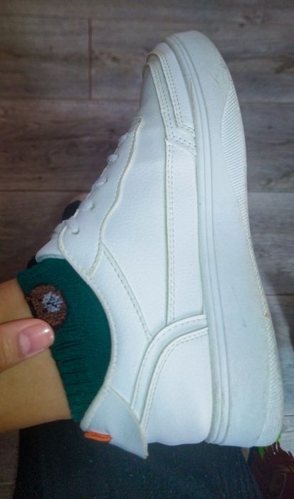 Кроссовки модный,красивый.