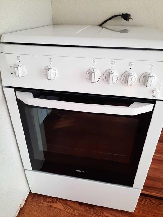 Готварска печка с фурна и котлони НОВА. Марка ВЕКО