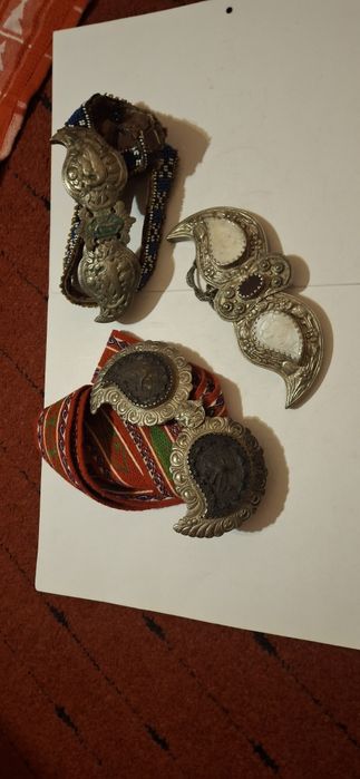 Месингови чанове и часовник