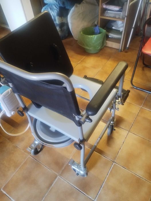 wc portabil cu roti tip fotoliu