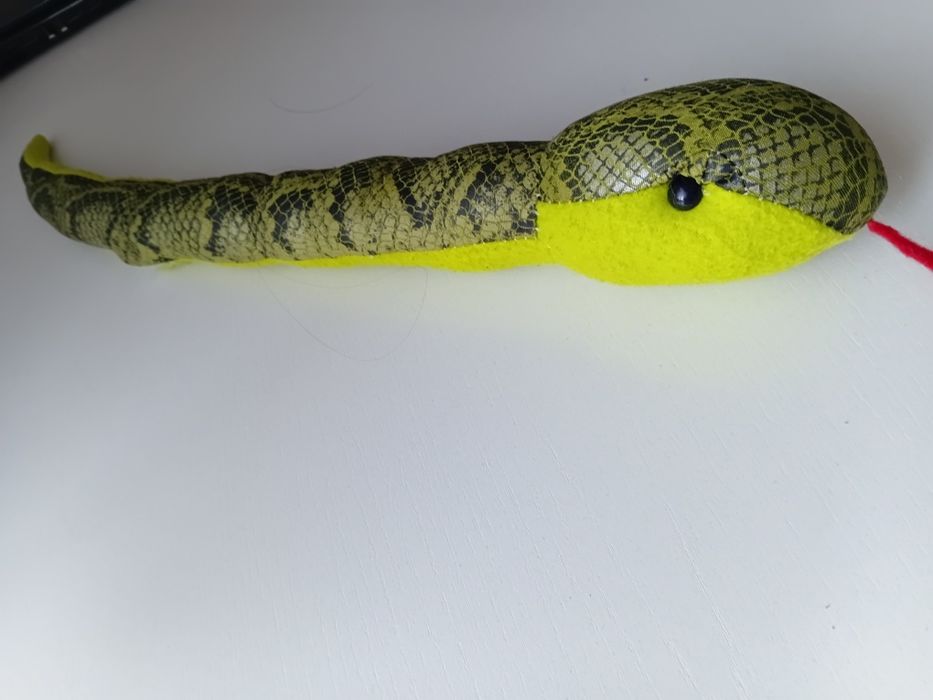 Игрушечная змея небольшая