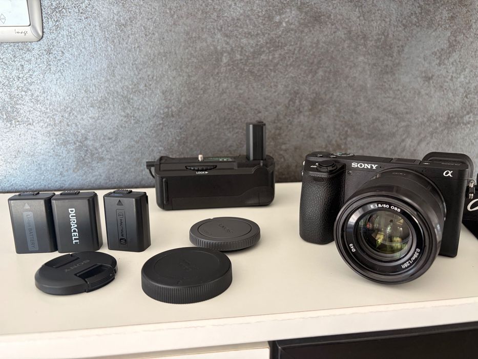 Sony a6500 + sony 50 mm f1.8 комплект с 3 батерии и грип