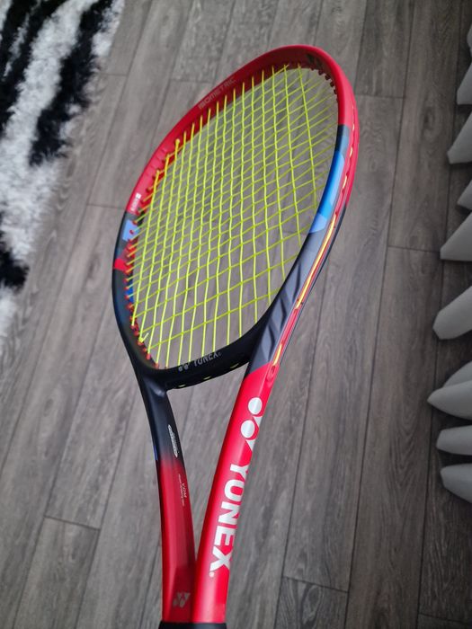 Vand racheta Yonex Vcore 98