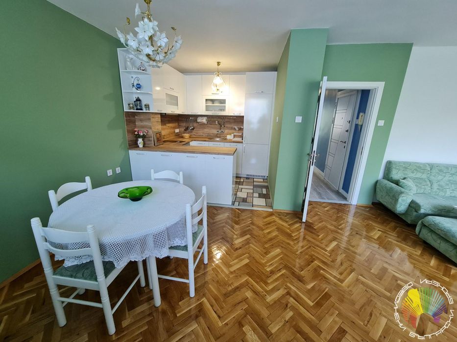 Дава се под наем Тристаен апартамент в Бургас, Славейков - 96 кв.м за 688.5 € - Снимка #2