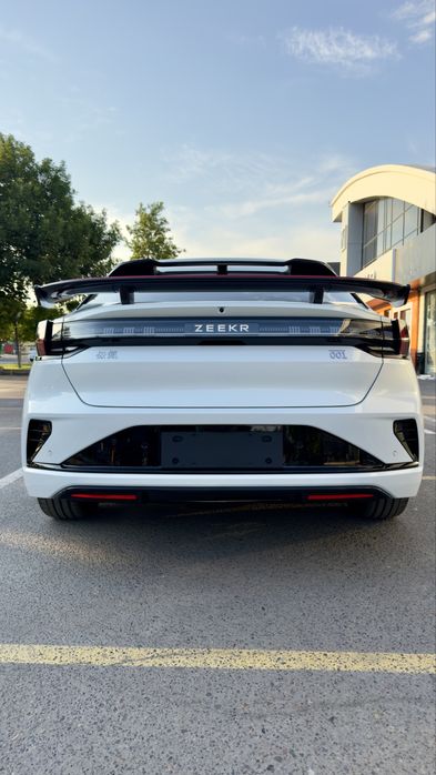 Zeekr 001  4wd 730km 2,8sek 103kwh 280km/h