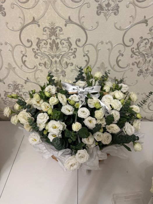 Кустовые розы в корзинке