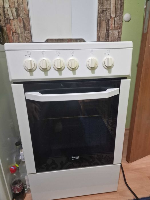 Хладилник Bosh и готварска печка Beko