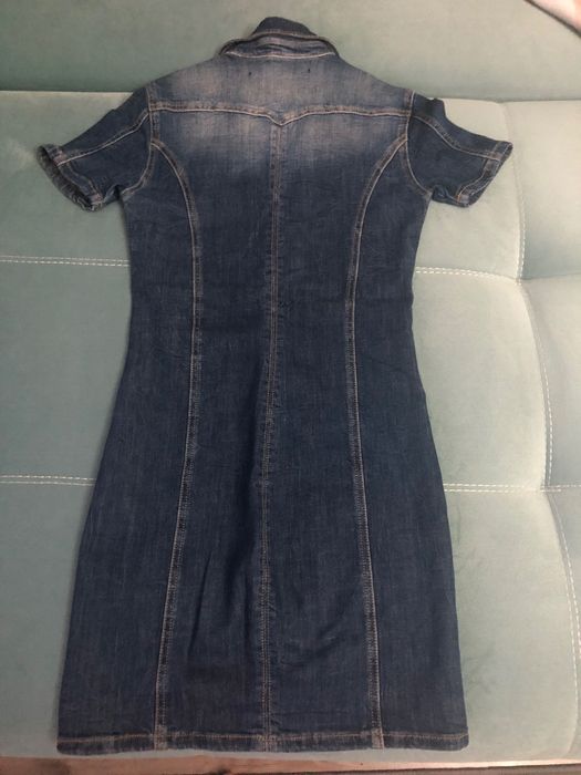 Продаются платья.