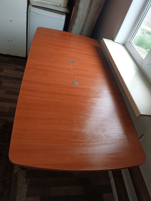 Продам деревянный стол