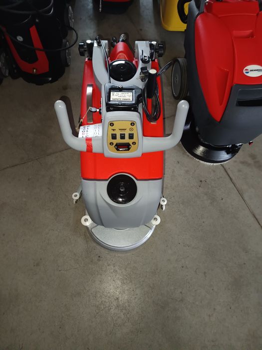 Акумулаторна подопочистваща машина