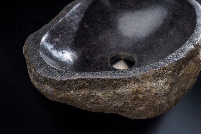 Ръчно изработена мивка от речен камък