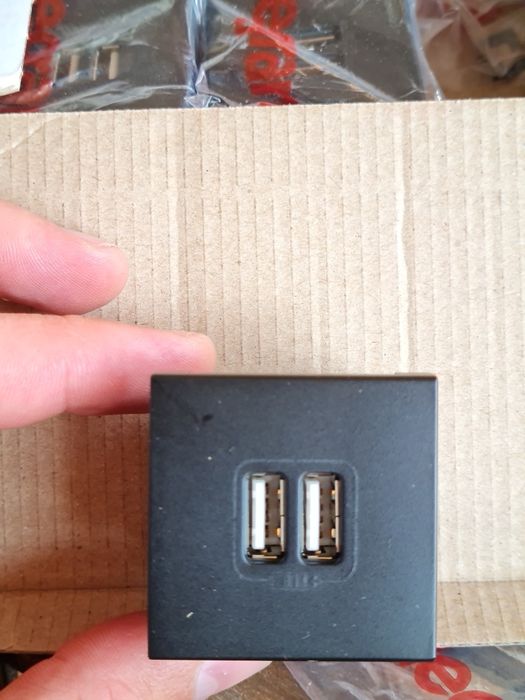 Priza incarcator 2usb legrand