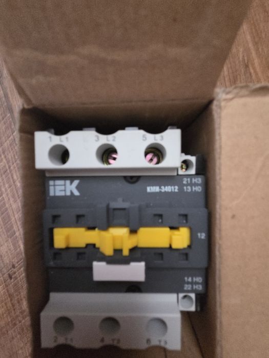 Контактор трех полюсной