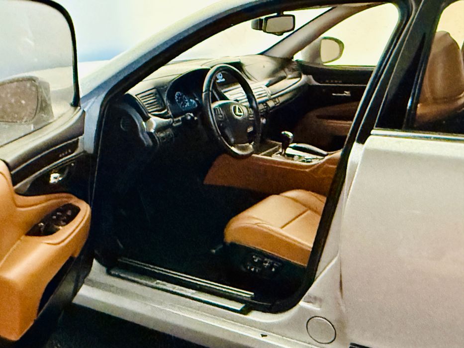 Machetă Autoart Signature Lexus LS600hL 1:18