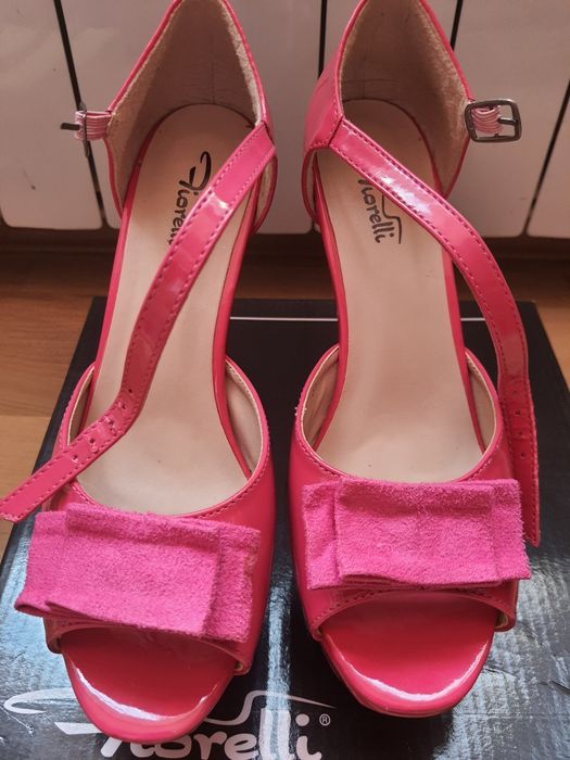 Нови Сандали с висок и удобен ток