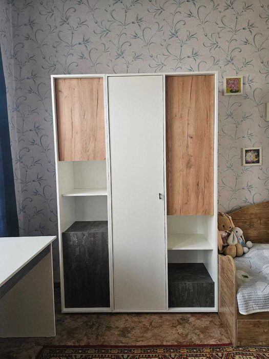 Мебель в детскую комнату (стол школьный и шкаф для вещей + комод)