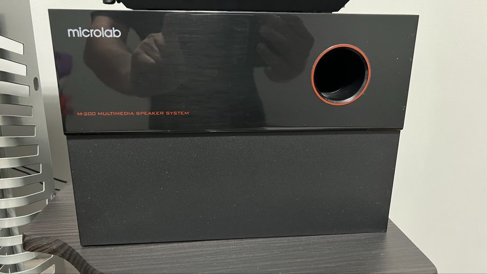 Компьютерный стол, компьютер и аксессуары, колонки Microlab