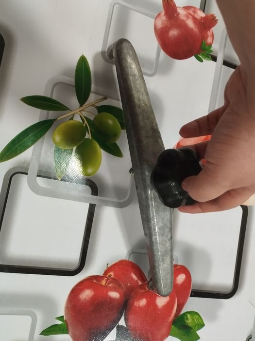 Скоба с винтом для сковороды цыплята табака