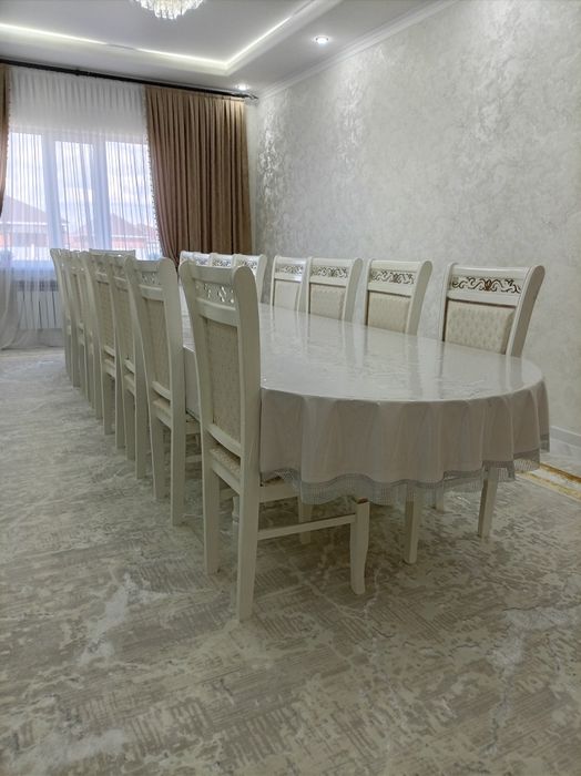 Қонақ бөлмесіне арналған стол стулясымен сатылады