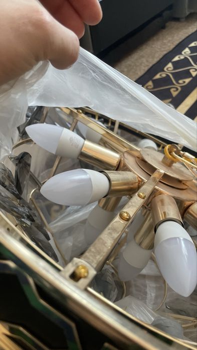 Продам люстру  новая