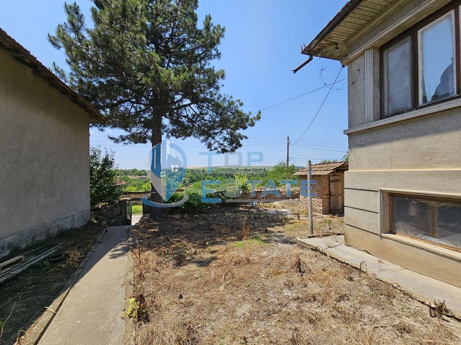 Здрава тухлена къща с три спални в село Копривец, област Русе