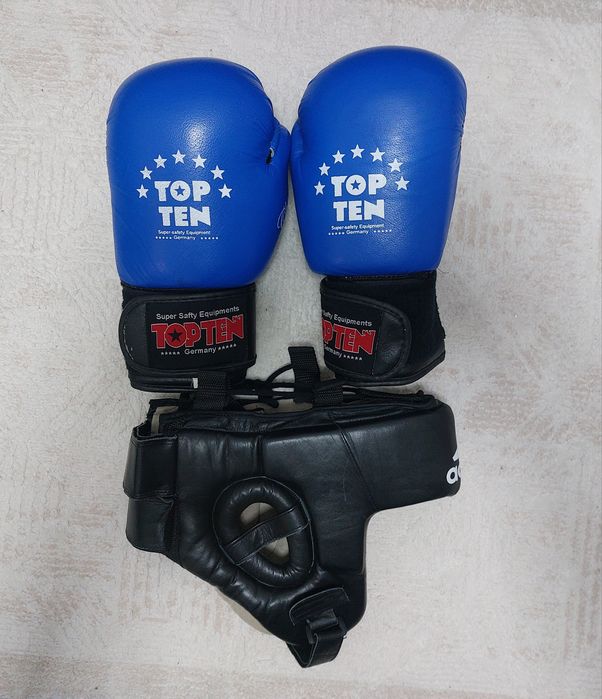 Боксёрский перчатки и шлем