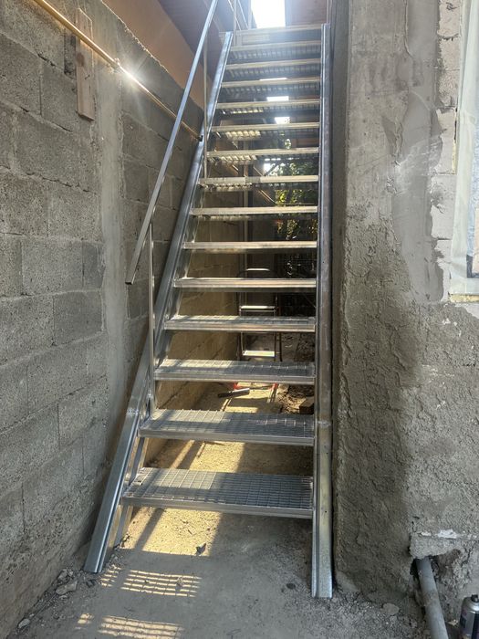 Scară metalică galvanizată, rezistentă, ideală pentru orice tip de acces. Oferim livrare la nivel național. Pentru detalii suplimentare, vă rugăm să