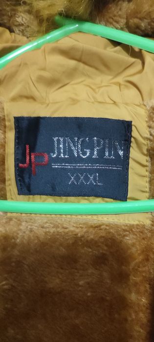 Предлагам  Дамско  есенно, зимно яке, с качулка с пух.