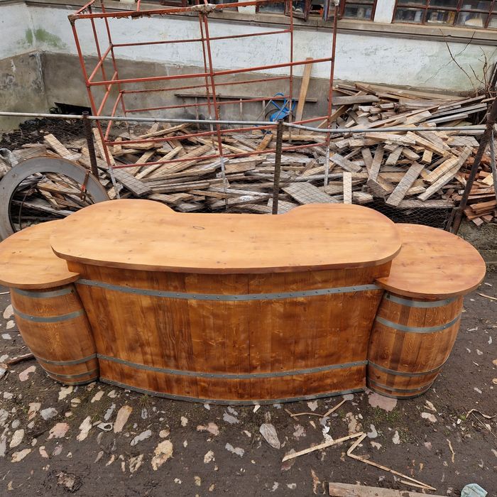 Raft din butoaie de lemn