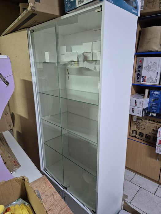 Шкаф с полочками