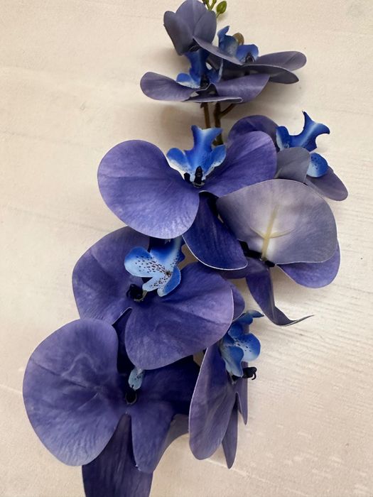 Изкуствено цвете орхидея на клонка синя