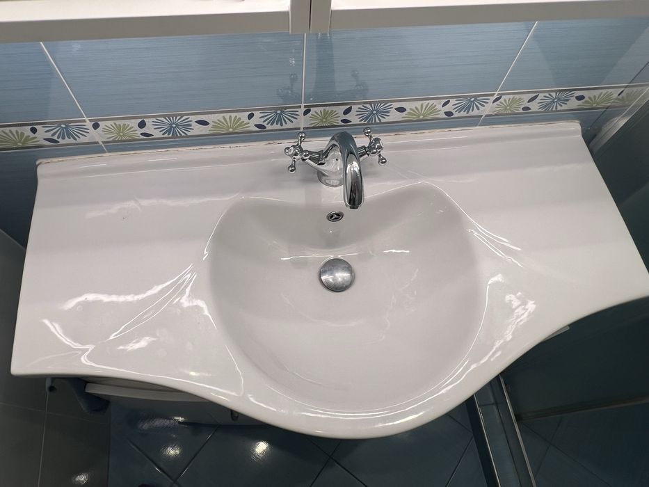 Шкаф с мивка за баня