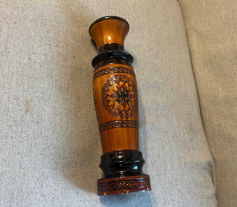 Vaza decorativa din lemn sculptat si lacuit manual in stil popular