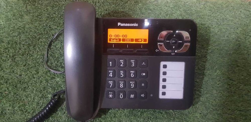 Стационарный телефон от Panasonic.