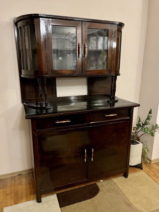 Старинен бюфет + часовник подарък