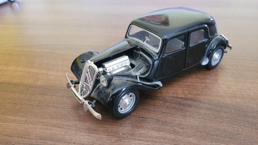 Machete auto 1/24 Citroen T.A. 15 CV si 1957 Chevrolet Corvette cu defecte
