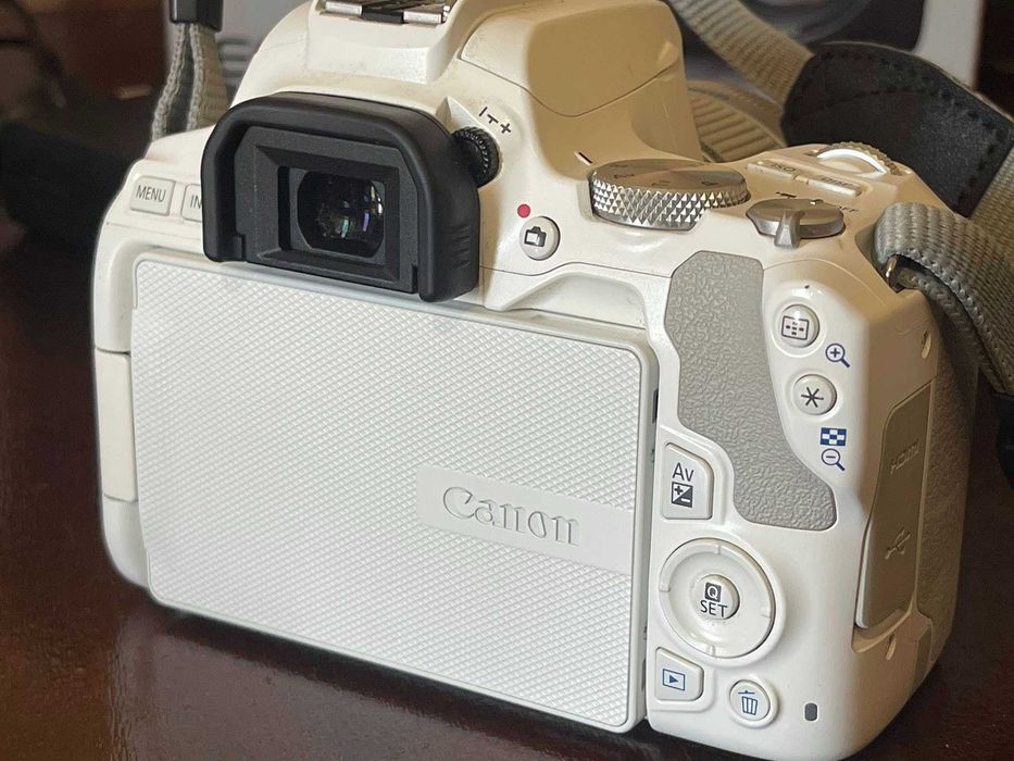 Canon EOS250D EF-S 18-55 IS STM - KIT в бял цвят