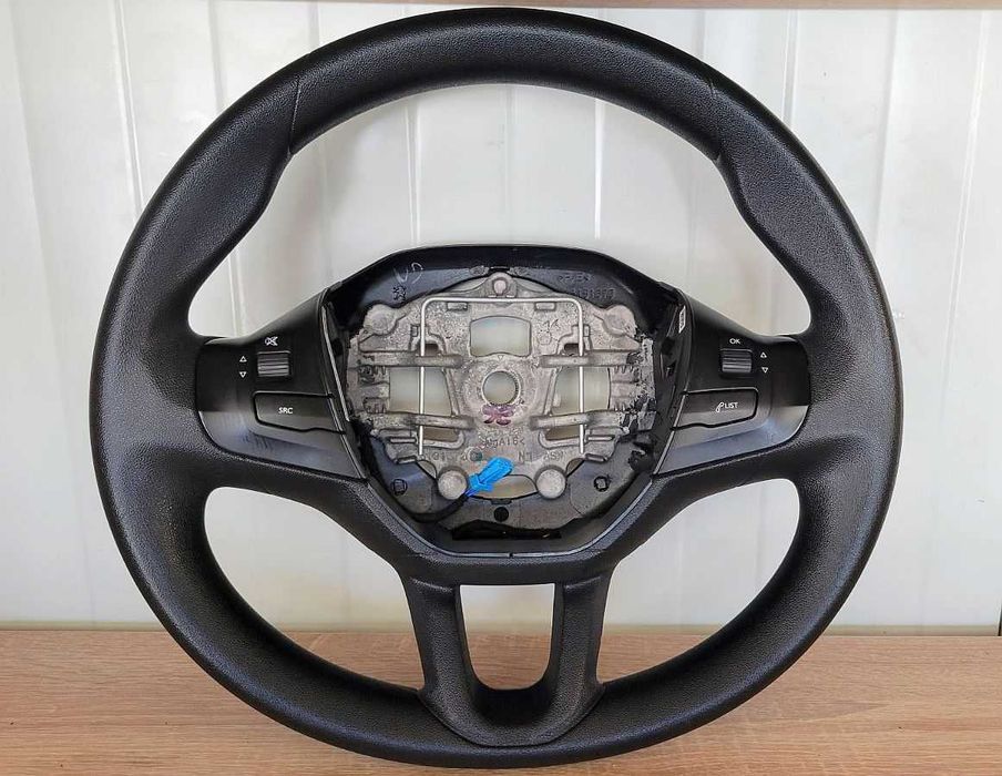Продавам много запазен мулти волан за PEUGEOT 208 от 2012 до 2019
