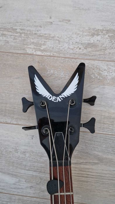 бас китара DEAN Flying V