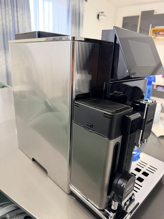 Vand aparat de cafea Delonghi Maestosa folosit impecabil