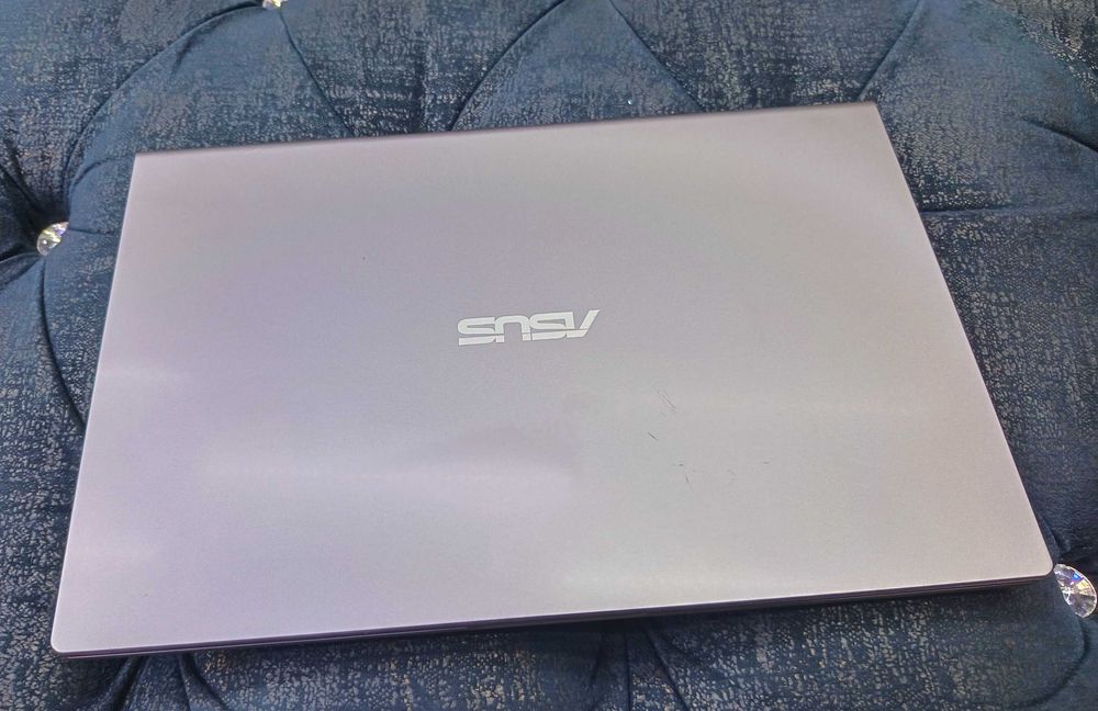 Noutbuk Asus core i3 11-avlod kam ishlagan ideal.