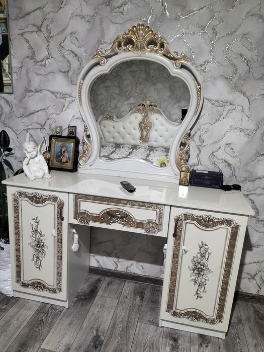 Продам спальный гарнитур.