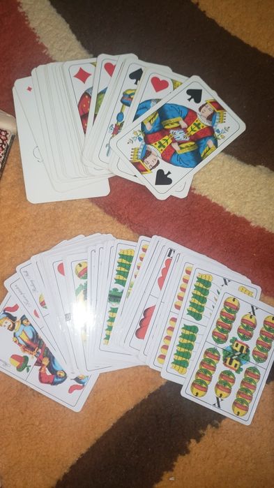 Vand  2 seturi carti de joc