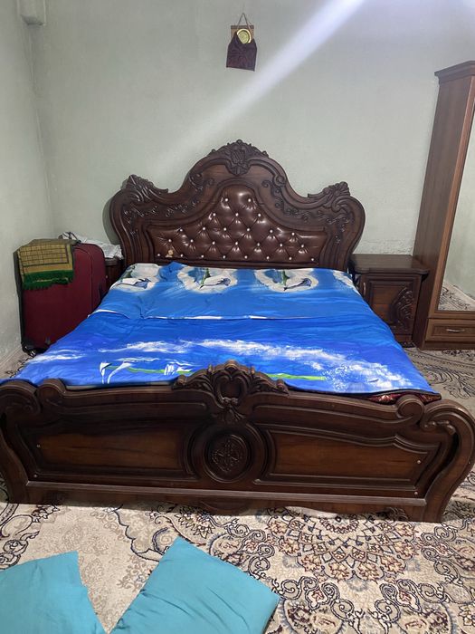 Продается двухспальный диван с матрасом и с двумя тумбочкой