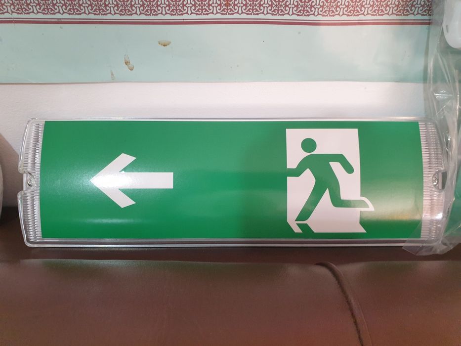 Аварийных выход знаки