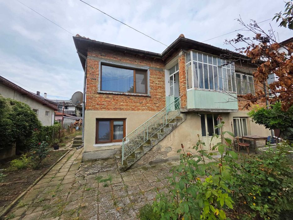 Продавам двуетажна къща